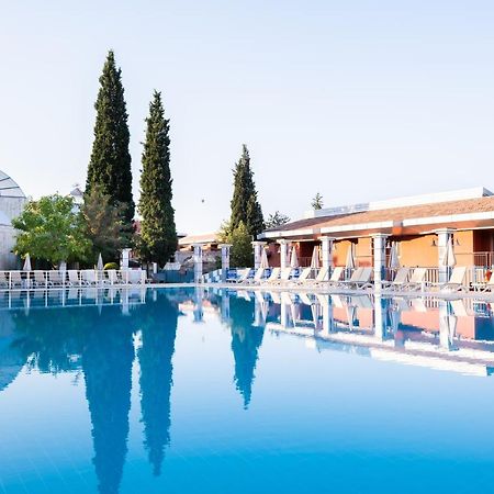 Spa Hotel Colossae Thermal Karahayit  Eksteriør billede The pool at the hotel