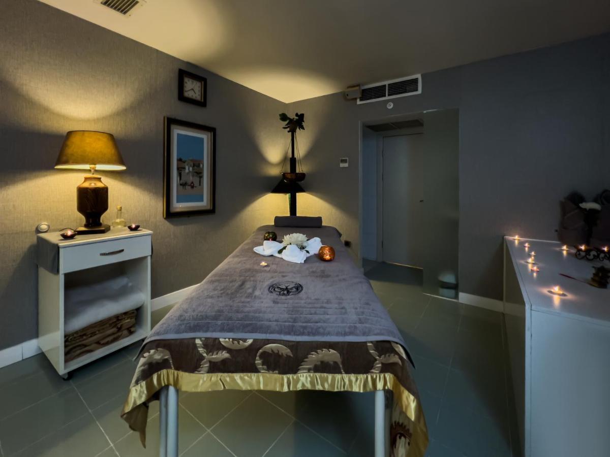 Spa Hotel Colossae Thermal Karahayit  Eksteriør billede A massage table